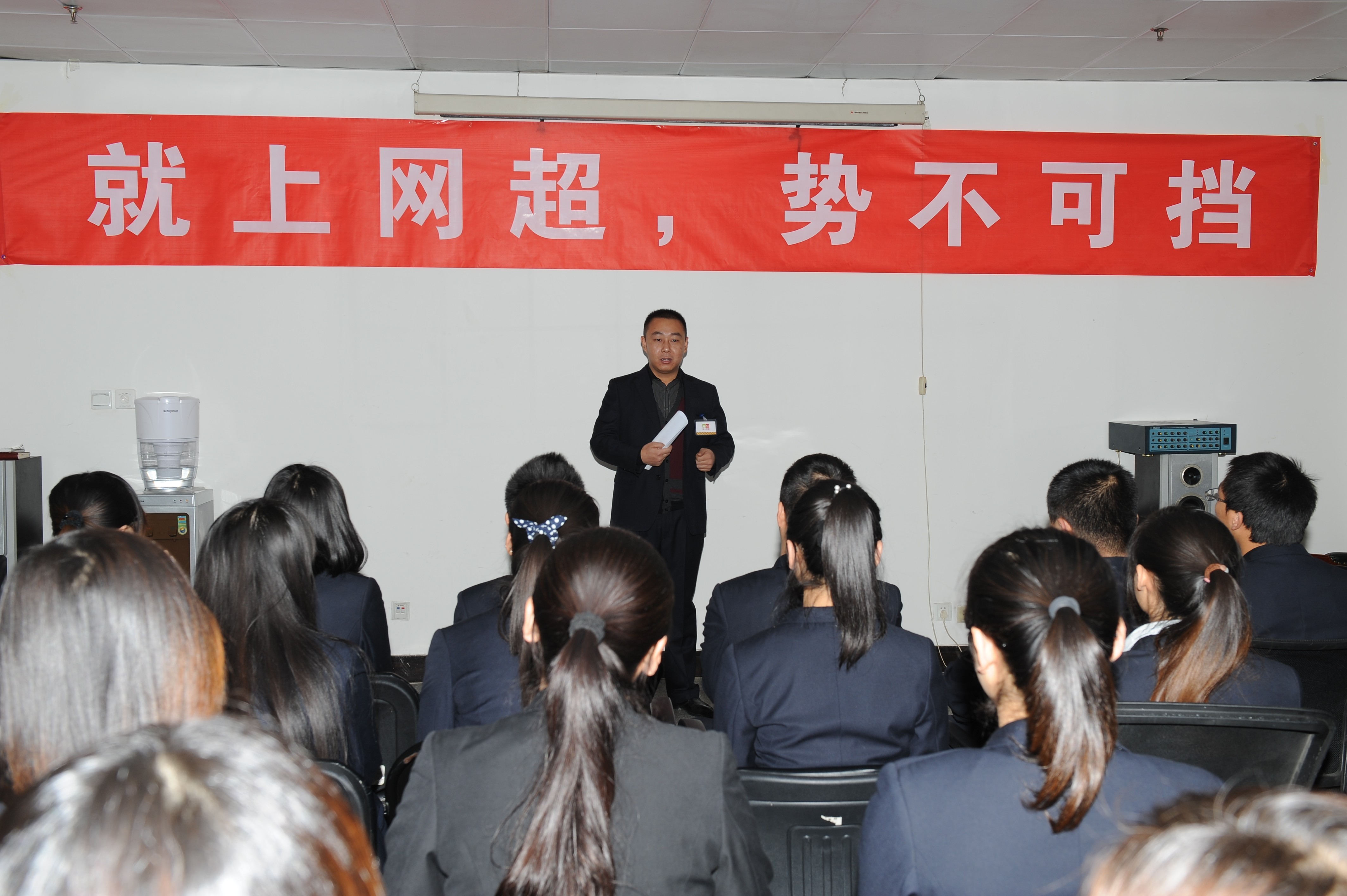 运营总监董总正在主持动员大会.jpg