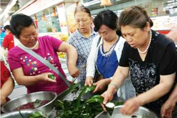 朝阳店顾客包粽子比赛.jpg