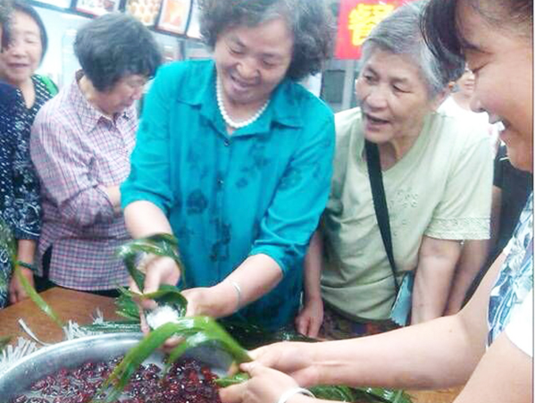 兴华店顾客包粽子比赛.jpg
