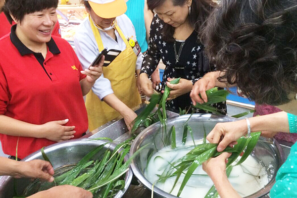 学府店顾客包粽子比赛.jpg